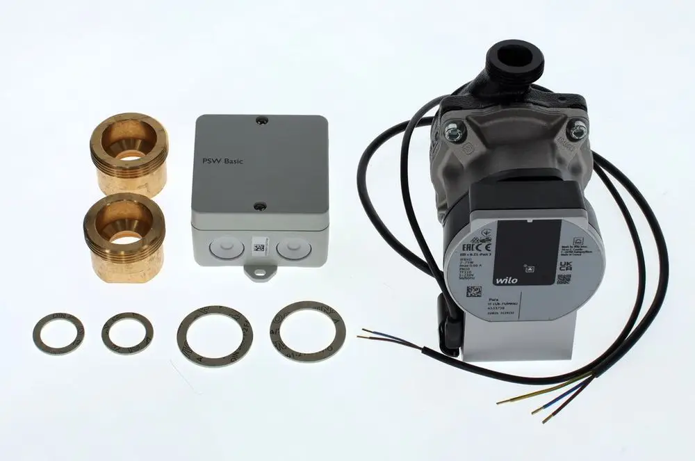 Bosch Pumpe mit Zubehörteilen, einschließlich Kupplungen, einer Steuerungseinheit und Dichtungen. Komponenten sind auf einem weißen Hintergrund angeordnet.